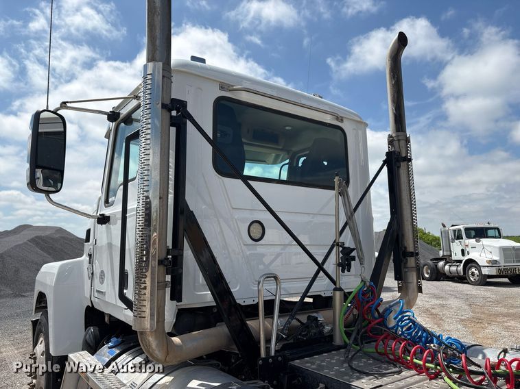 image for item DY2482 2021 Mack Pinnacle  semi truck