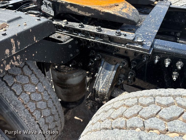 image for item DY2482 2021 Mack Pinnacle  semi truck