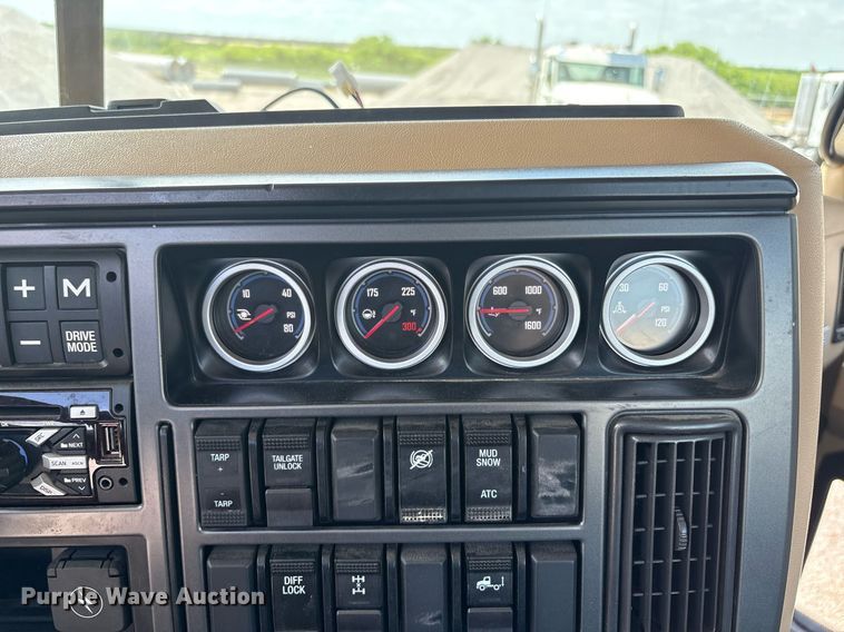 image for item DY2482 2021 Mack Pinnacle  semi truck