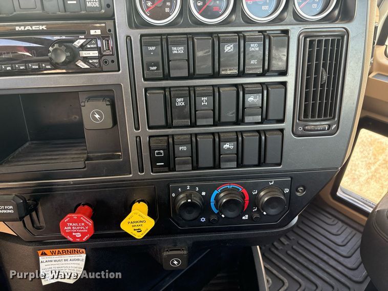 image for item DY2482 2021 Mack Pinnacle  semi truck