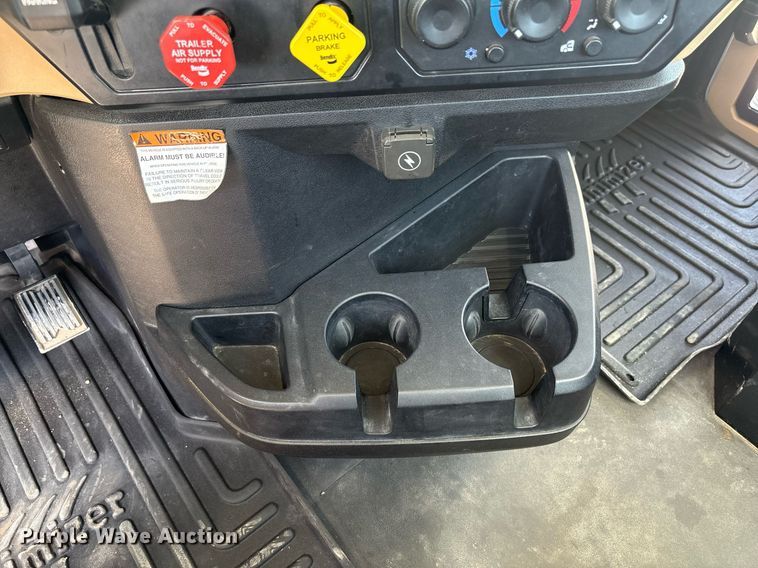 image for item DY2482 2021 Mack Pinnacle  semi truck