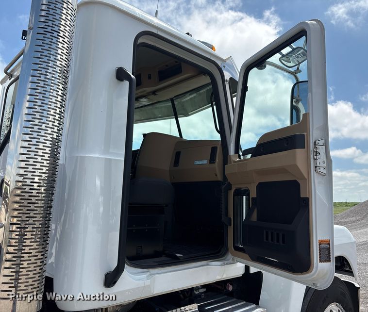 image for item DY2482 2021 Mack Pinnacle  semi truck