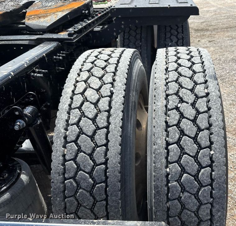 image for item DY2482 2021 Mack Pinnacle  semi truck