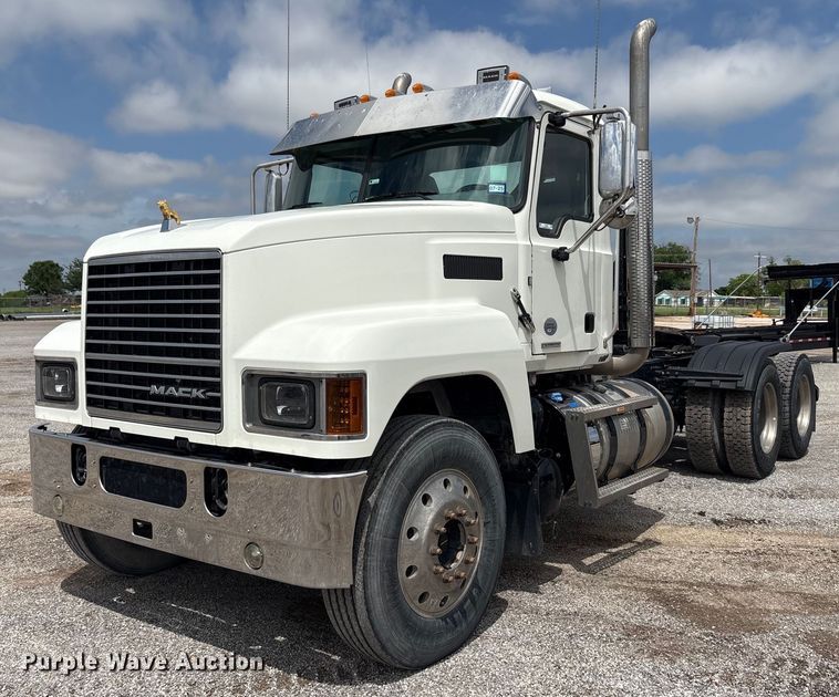 image for item DY2483 2020 Mack Pinnacle semi truck