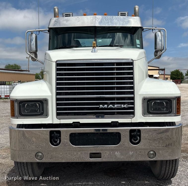 image for item DY2483 2020 Mack Pinnacle semi truck