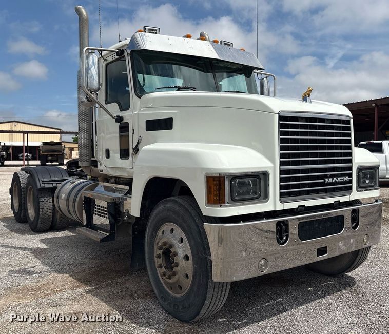 image for item DY2483 2020 Mack Pinnacle semi truck
