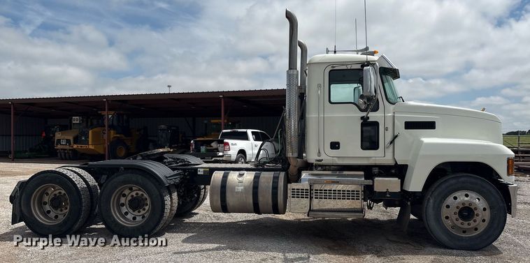 image for item DY2483 2020 Mack Pinnacle semi truck