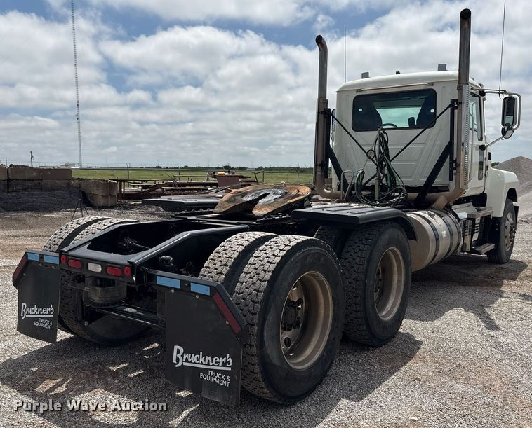 image for item DY2483 2020 Mack Pinnacle semi truck
