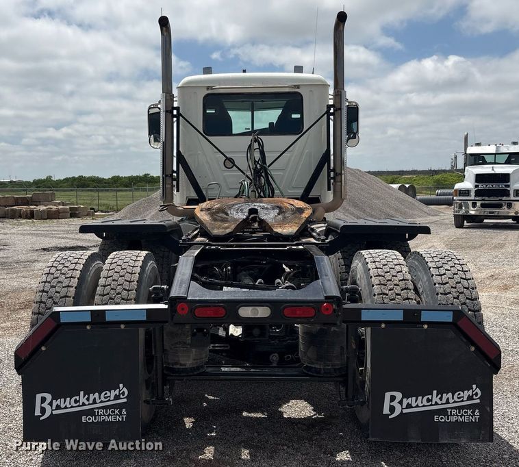 image for item DY2483 2020 Mack Pinnacle semi truck