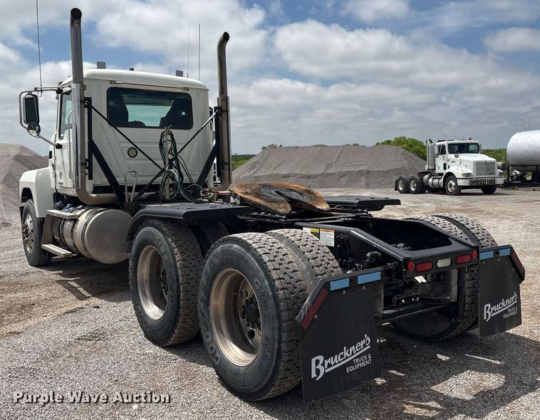image for item DY2483 2020 Mack Pinnacle semi truck