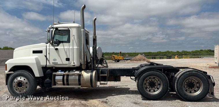 image for item DY2483 2020 Mack Pinnacle semi truck