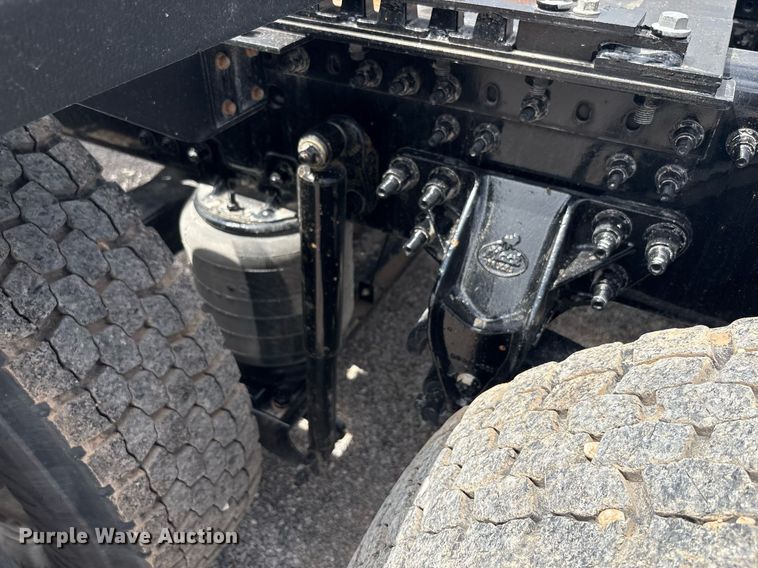 image for item DY2483 2020 Mack Pinnacle semi truck