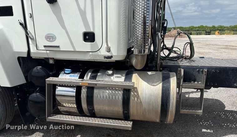 image for item DY2483 2020 Mack Pinnacle semi truck