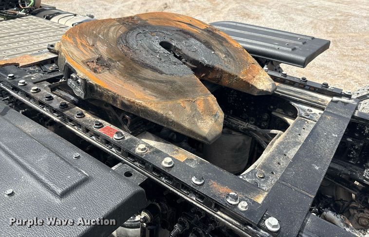 image for item DY2483 2020 Mack Pinnacle semi truck