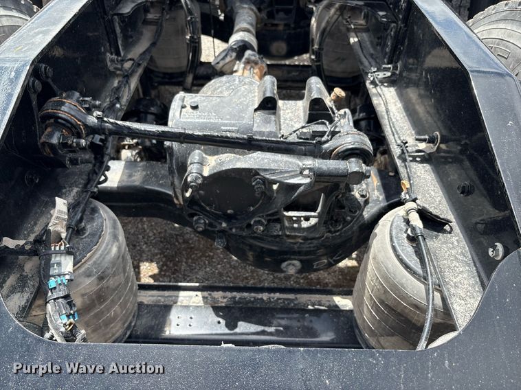 image for item DY2483 2020 Mack Pinnacle semi truck