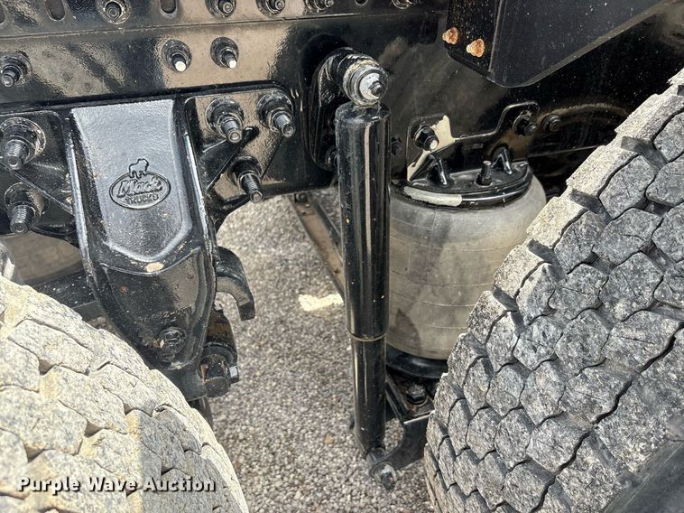 image for item DY2483 2020 Mack Pinnacle semi truck