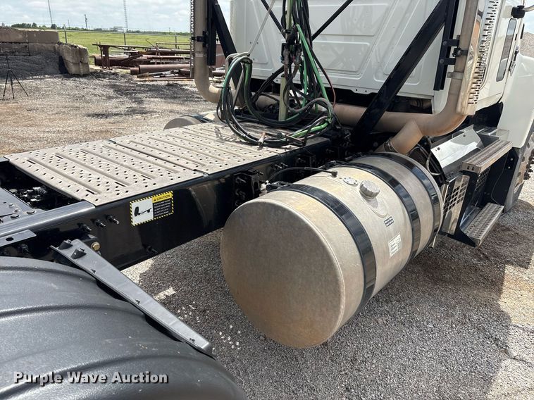 image for item DY2483 2020 Mack Pinnacle semi truck