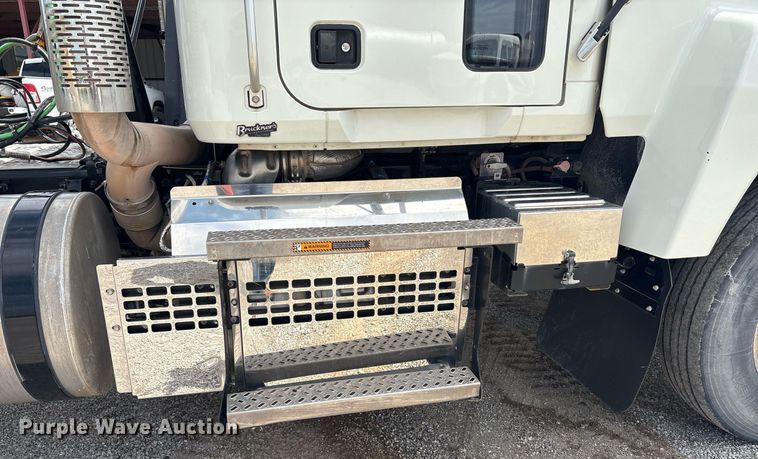 image for item DY2483 2020 Mack Pinnacle semi truck