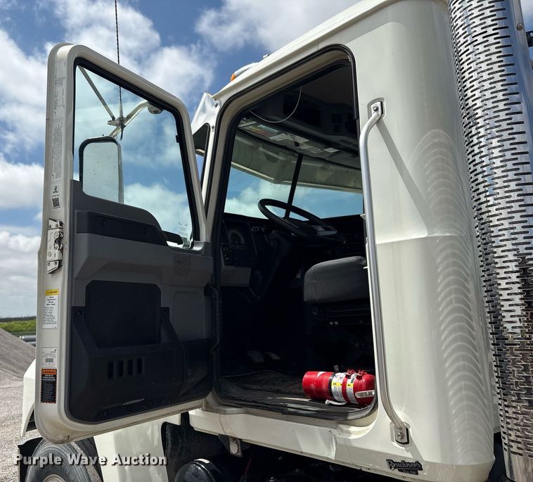 image for item DY2483 2020 Mack Pinnacle semi truck