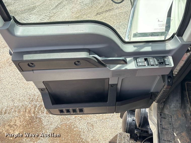 image for item DY2483 2020 Mack Pinnacle semi truck