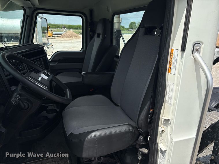 image for item DY2483 2020 Mack Pinnacle semi truck