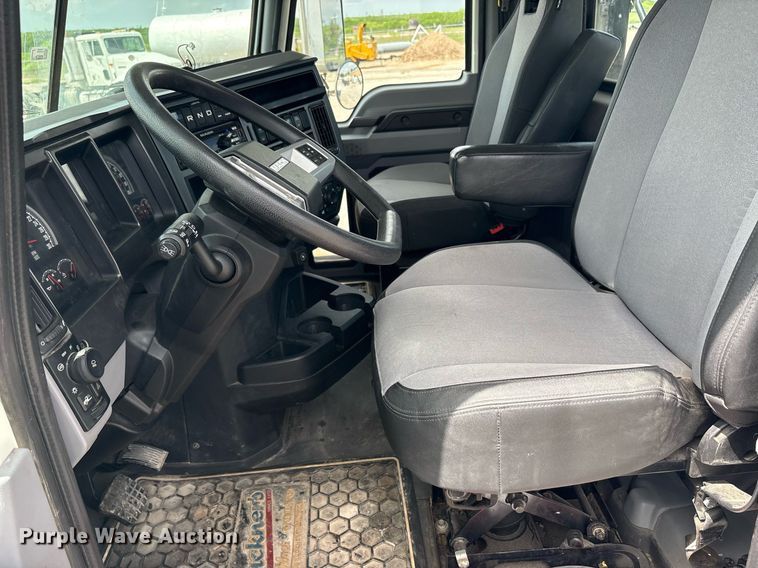 image for item DY2483 2020 Mack Pinnacle semi truck