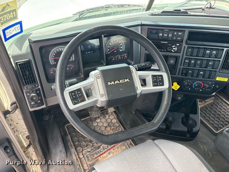 image for item DY2483 2020 Mack Pinnacle semi truck