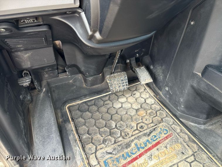 image for item DY2483 2020 Mack Pinnacle semi truck