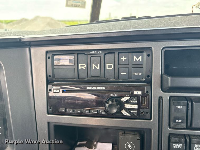image for item DY2483 2020 Mack Pinnacle semi truck