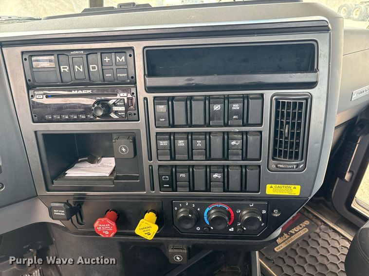 image for item DY2483 2020 Mack Pinnacle semi truck