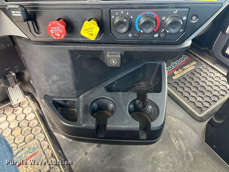 image for item DY2483 2020 Mack Pinnacle semi truck