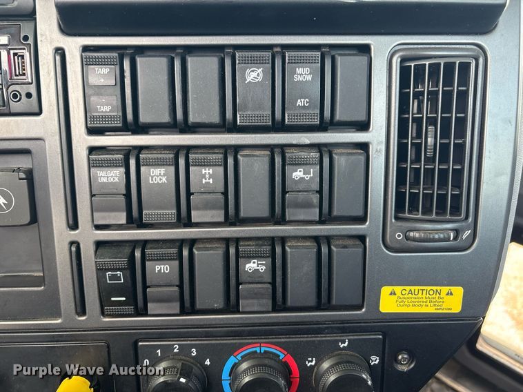 image for item DY2483 2020 Mack Pinnacle semi truck