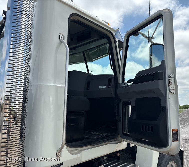 image for item DY2483 2020 Mack Pinnacle semi truck