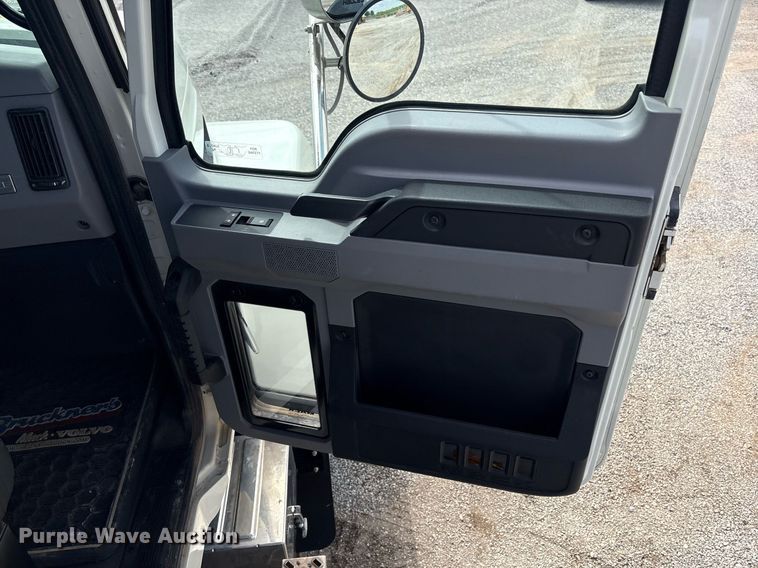 image for item DY2483 2020 Mack Pinnacle semi truck