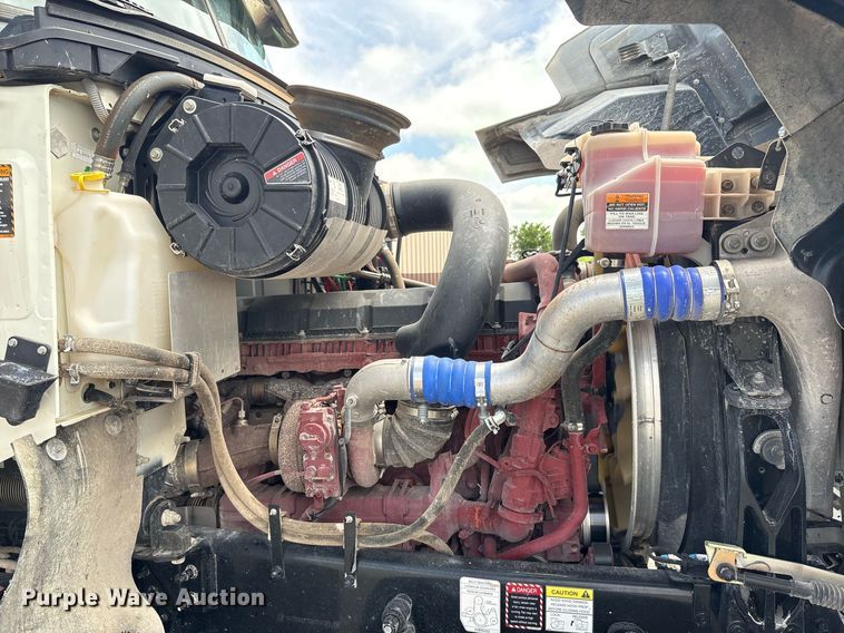 image for item DY2483 2020 Mack Pinnacle semi truck