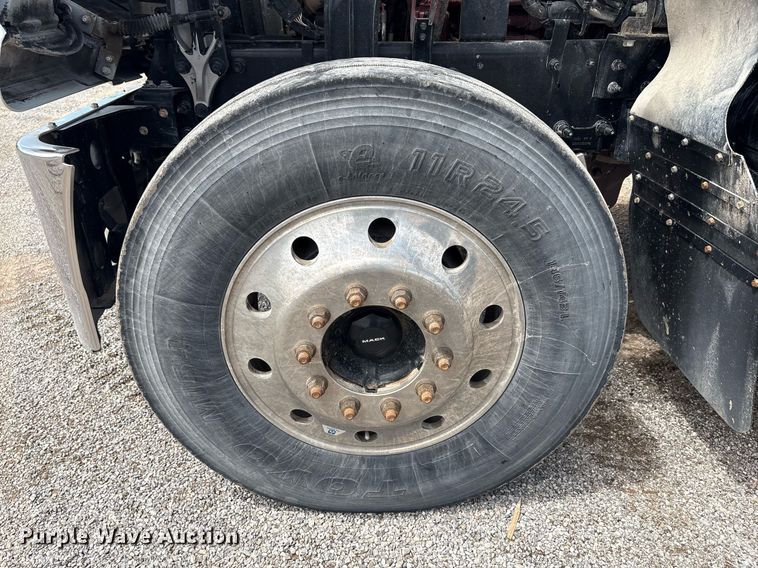 image for item DY2483 2020 Mack Pinnacle semi truck