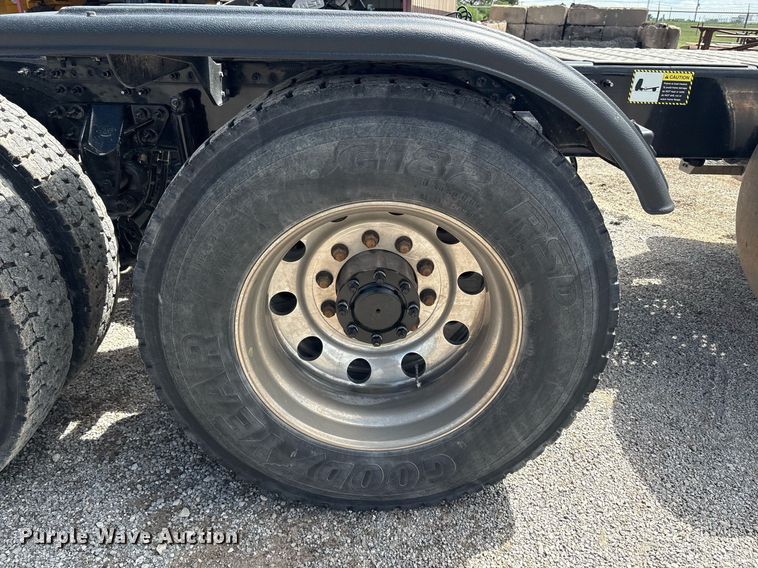 image for item DY2483 2020 Mack Pinnacle semi truck