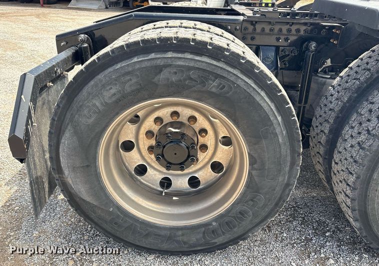 image for item DY2483 2020 Mack Pinnacle semi truck