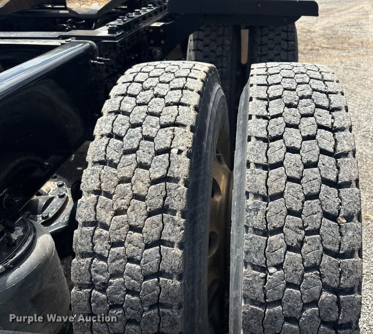 image for item DY2483 2020 Mack Pinnacle semi truck