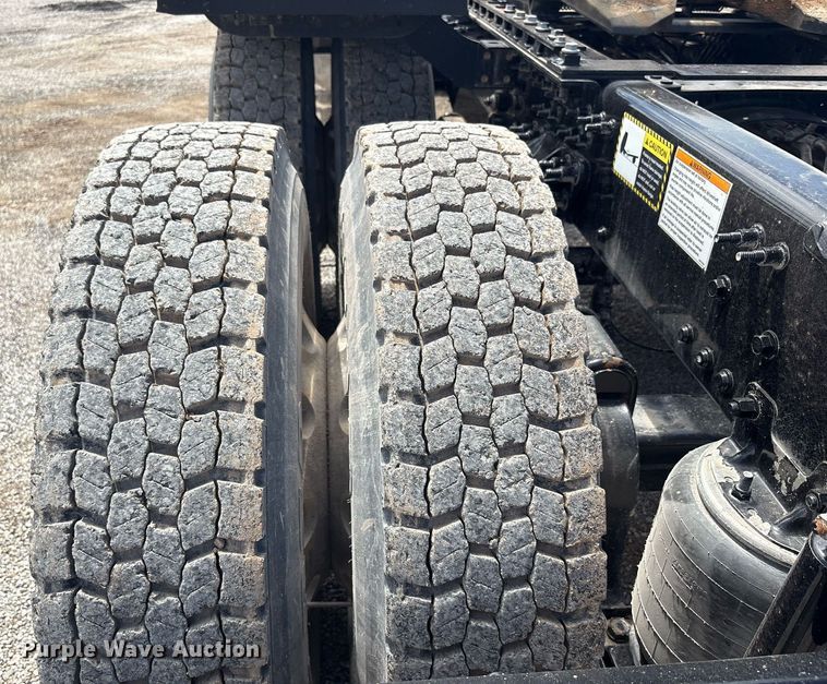 image for item DY2483 2020 Mack Pinnacle semi truck