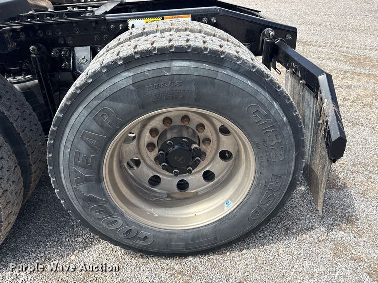 image for item DY2483 2020 Mack Pinnacle semi truck