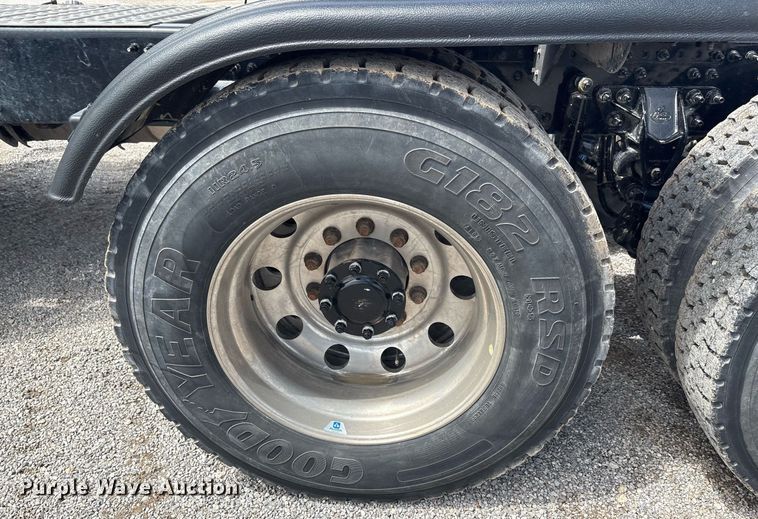 image for item DY2483 2020 Mack Pinnacle semi truck