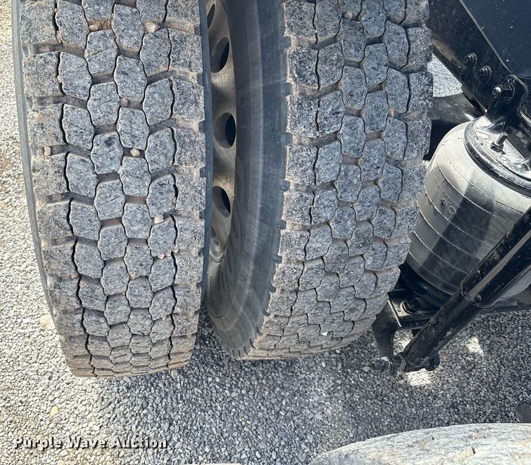 image for item DY2483 2020 Mack Pinnacle semi truck