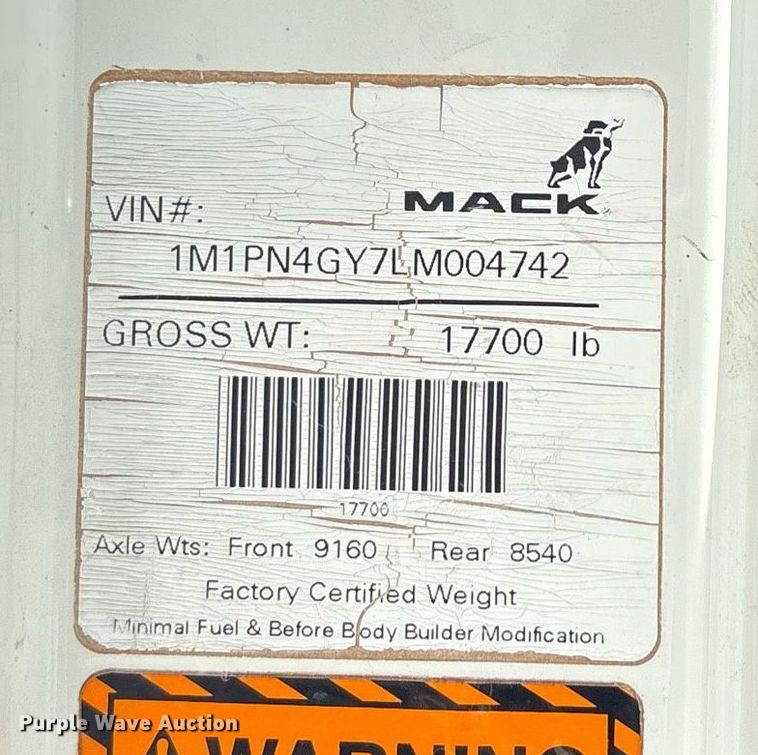 image for item DY2483 2020 Mack Pinnacle semi truck