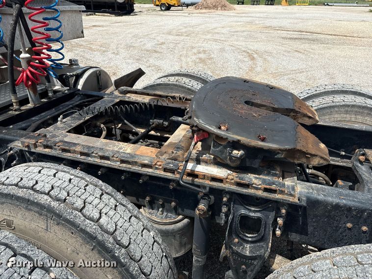 image for item DY2484 1998 International 9100 semi truck