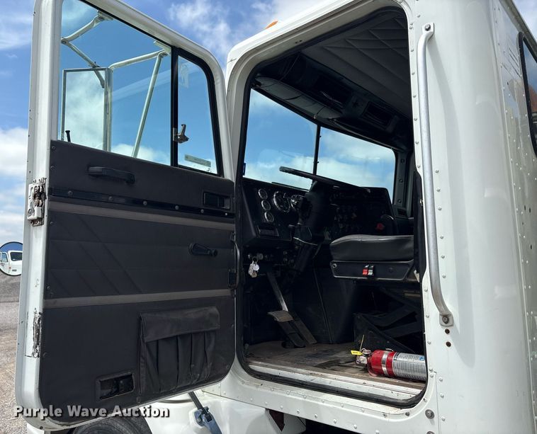 image for item DY2484 1998 International 9100 semi truck