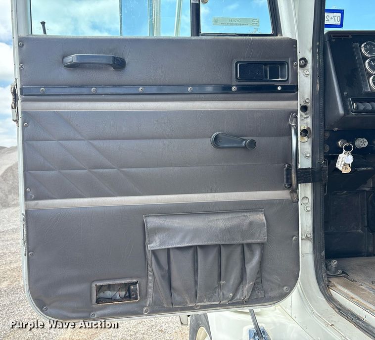 image for item DY2484 1998 International 9100 semi truck