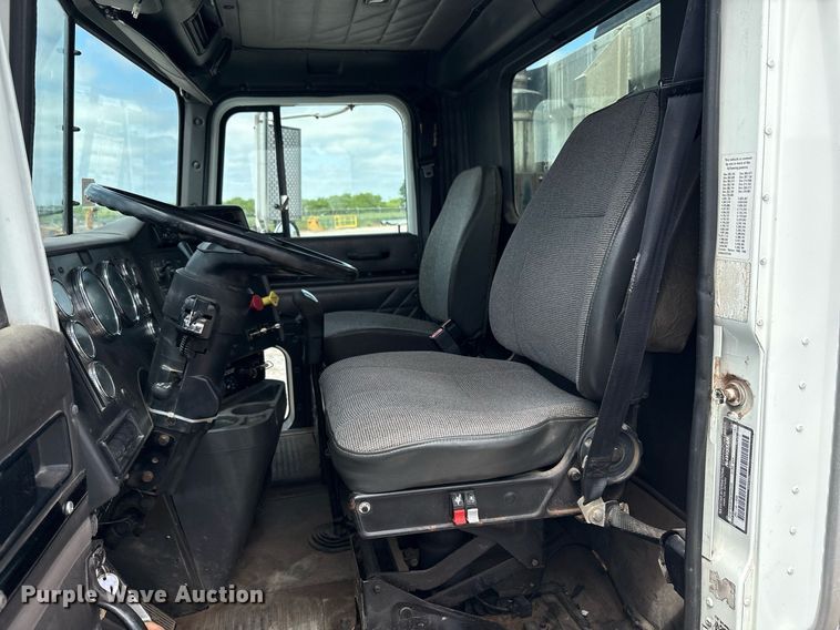 image for item DY2484 1998 International 9100 semi truck