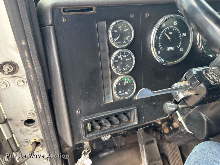 image for item DY2484 1998 International 9100 semi truck