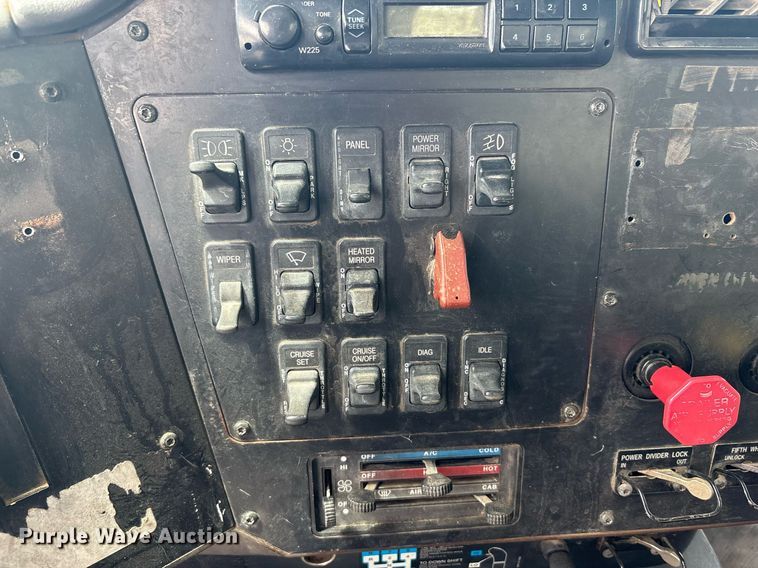 image for item DY2484 1998 International 9100 semi truck